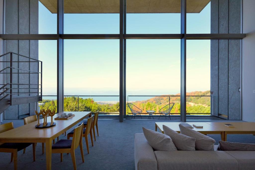 un salon avec un canapé, une table et des chaises dans l'établissement SETOUCHI RETREAT by Onko Chishin, à Matsuyama