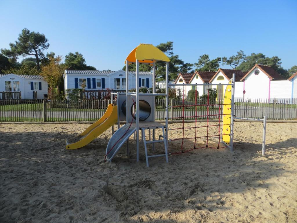 - une aire de jeux avec toboggan dans le sable dans l'établissement Camping Paradis Les Galets de la Molliere, à Cayeux-sur-Mer