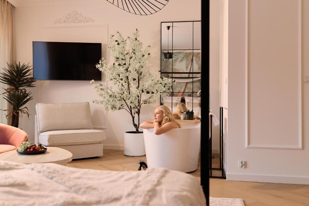 Jacuzzi Mirror Suite Granaria by Downtown Apartments 4