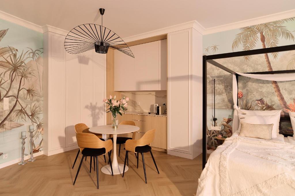 Jacuzzi Mirror Suite Granaria by Downtown Apartments 8