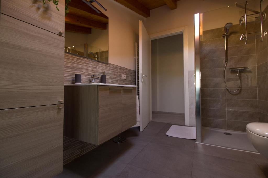 une salle de bain avec douche, lavabo et toilettes dans l'établissement Villa Perla del Lago, à Vercana