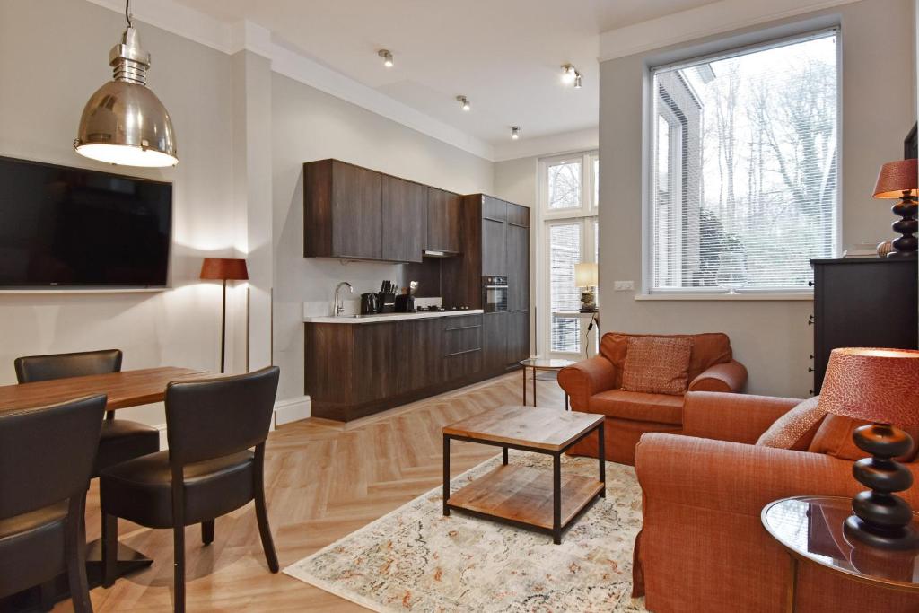 Park Central Royal 82 2