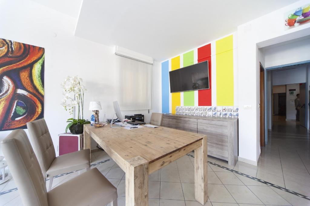 une salle à manger avec une table et des chaises en bois dans l'établissement Hotel del Mar, à Sottomarina