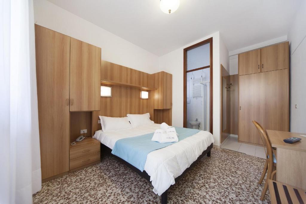 une chambre avec un grand lit et un bureau dans l'établissement Hotel del Mar, à Sottomarina