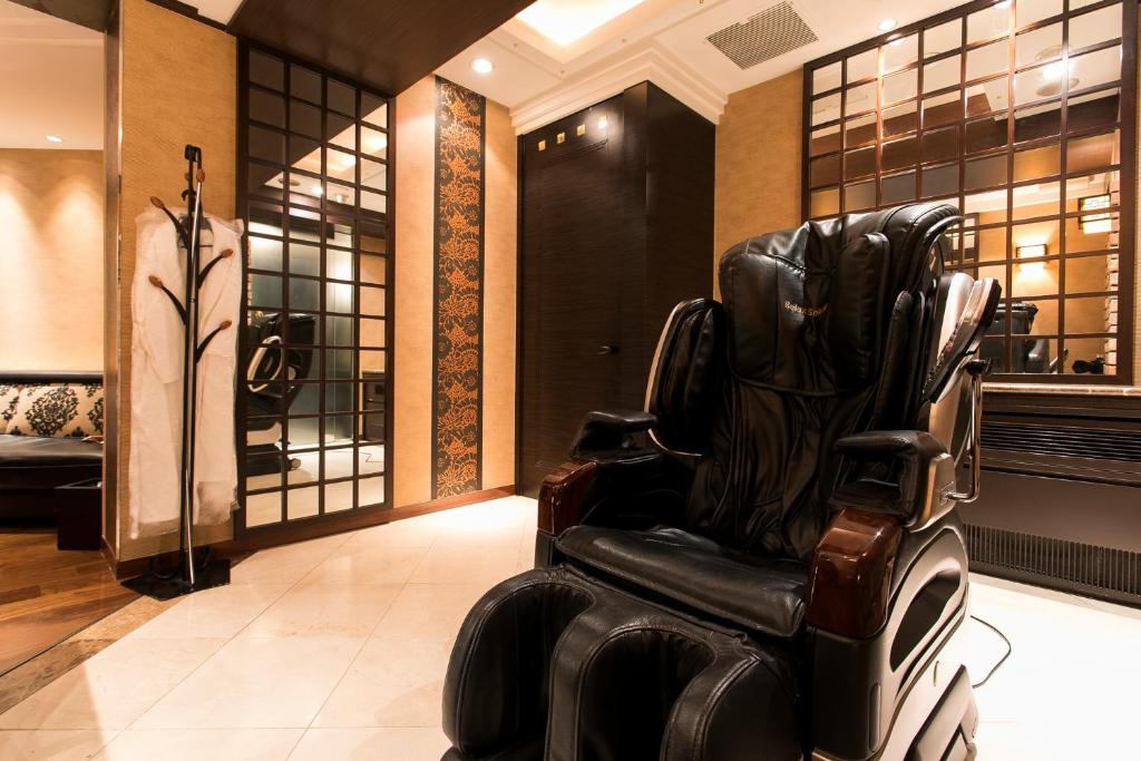 une chaise inclinable en cuir noir dans un salon dans l'établissement HOTEL PAL Otsuka -Adult Only-, à Tokyo