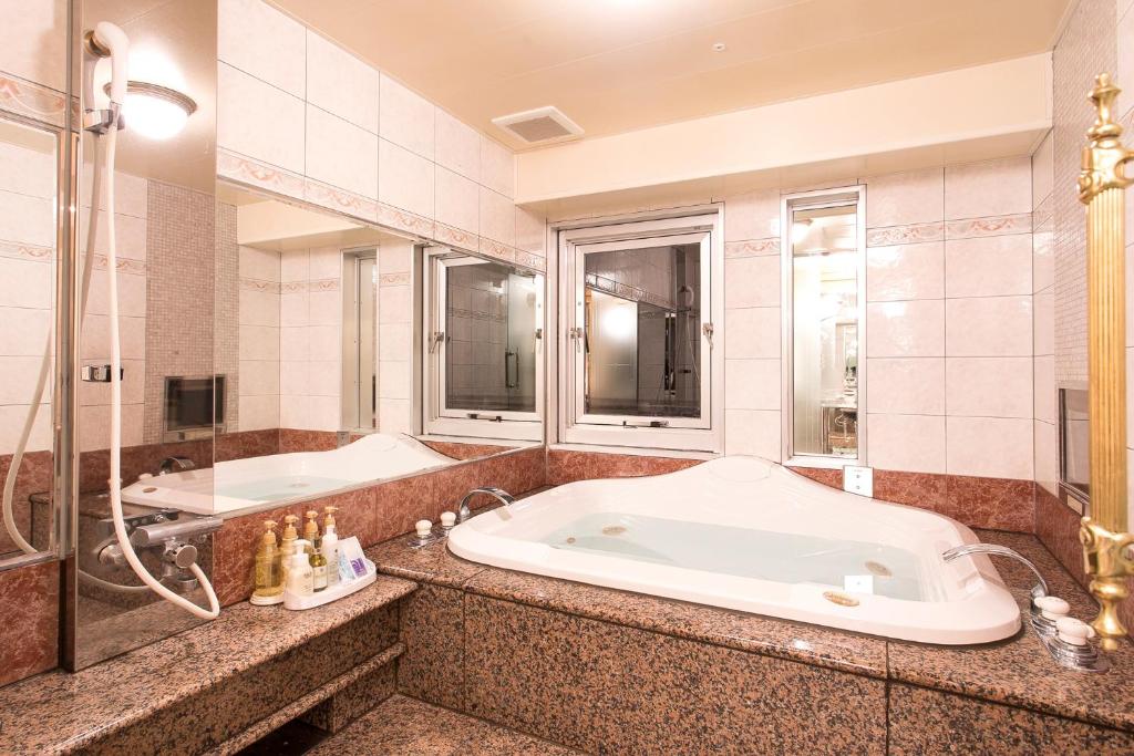 une grande salle de bain avec baignoire et douche dans l'établissement HOTEL PAL Otsuka -Adult Only-, à Tokyo 44 autres photos