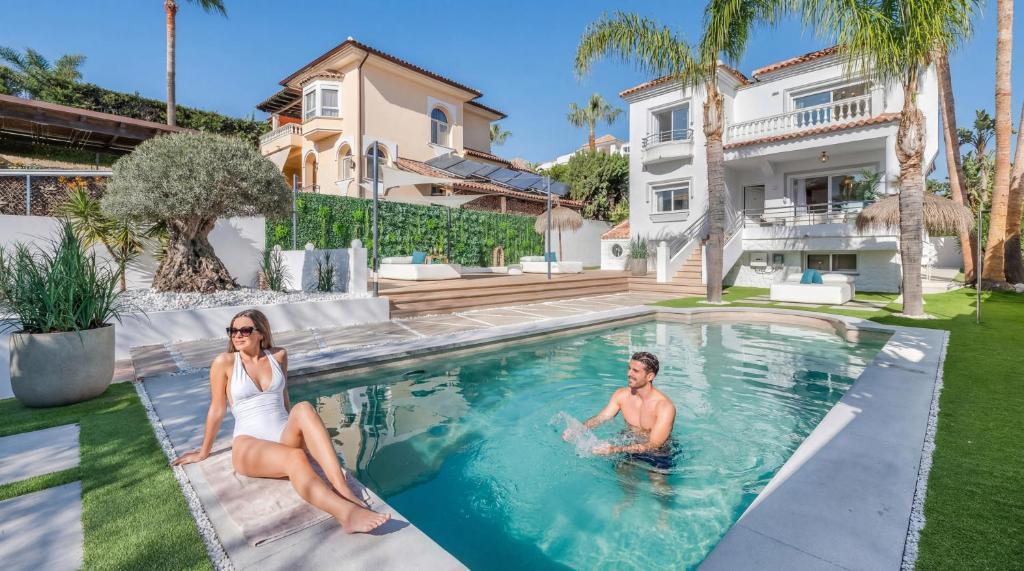VACATION MARBELLA I Sunny Camelia Villa Heated pool, Recently Renovated, Best Residential Neighborhood in Benalmadena, Short walk to the beach, Cinema Room 4