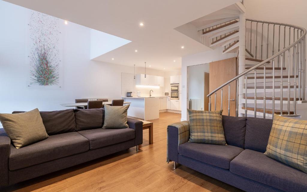 CITY CENTRE APARTMENT with Free Secure Underground Parking 2