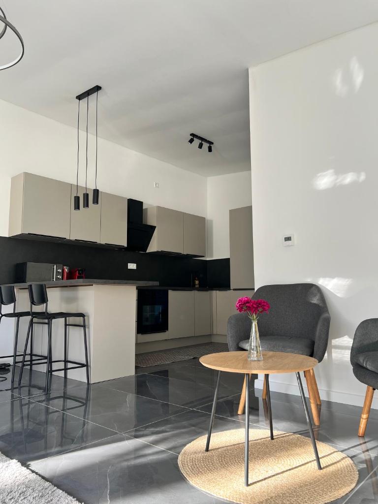 Quiet Courtyard Apartment - Easy Parking & Quick Bus to City Center 8