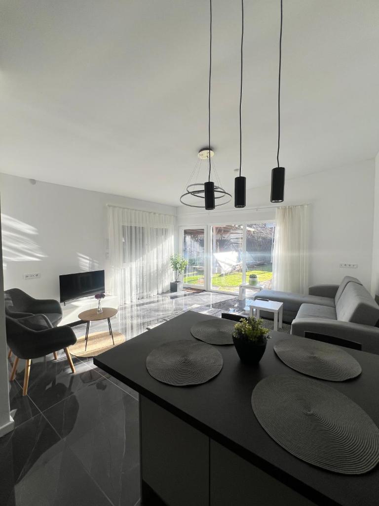 Quiet Courtyard Apartment - Easy Parking & Quick Bus to City Center 4