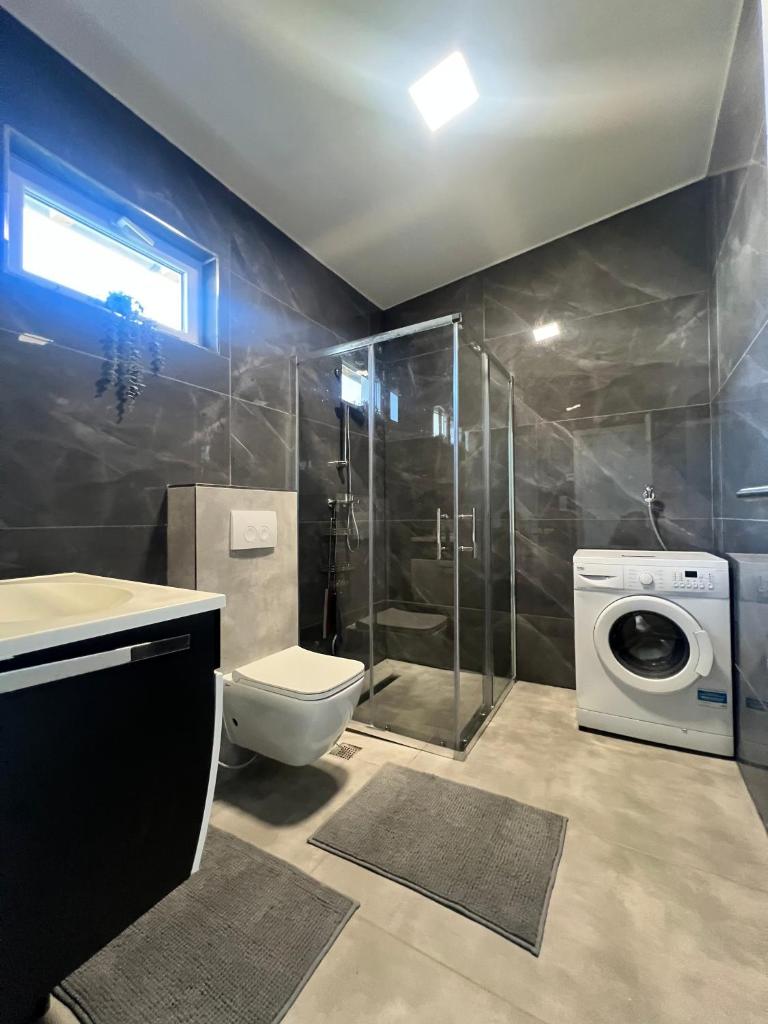 Quiet Courtyard Apartment - Easy Parking & Quick Bus to City Center 3