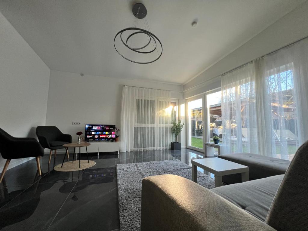 Quiet Courtyard Apartment - Easy Parking & Quick Bus to City Center 5