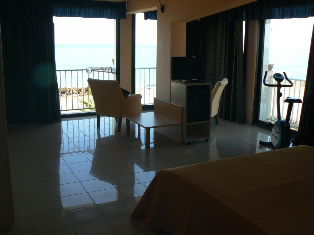 une chambre d'hôtel avec un lit et une vue sur l'océan dans l'établissement Hotel Sul Mare Al Gabbiano, à Scoglitti