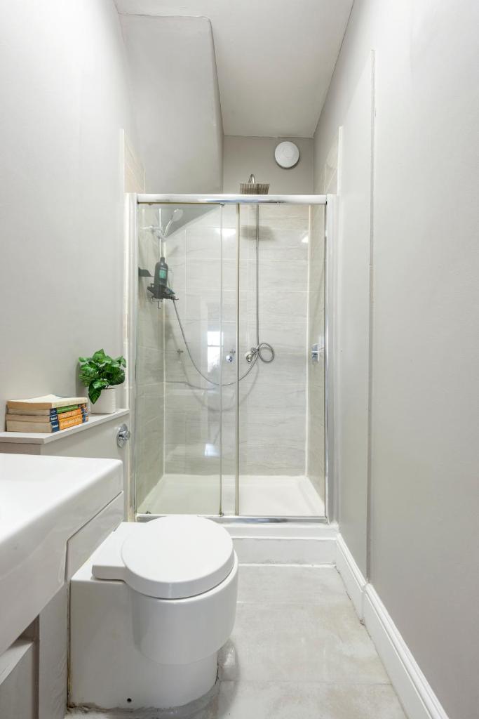 Sunny Corner Apartment in Center of London 7