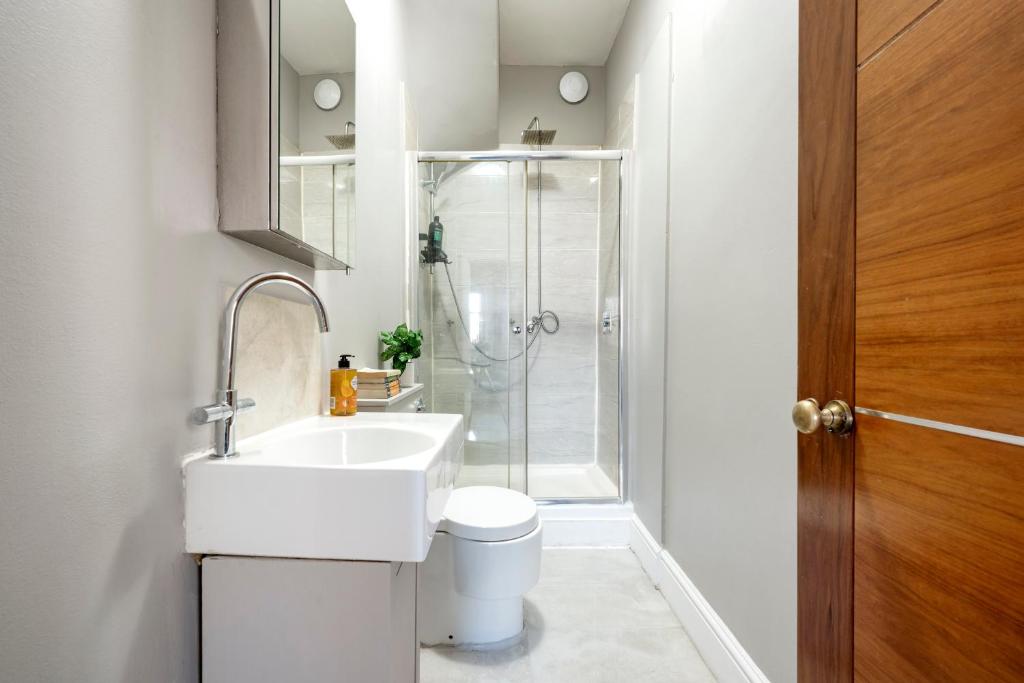 Sunny Corner Apartment in Center of London 3
