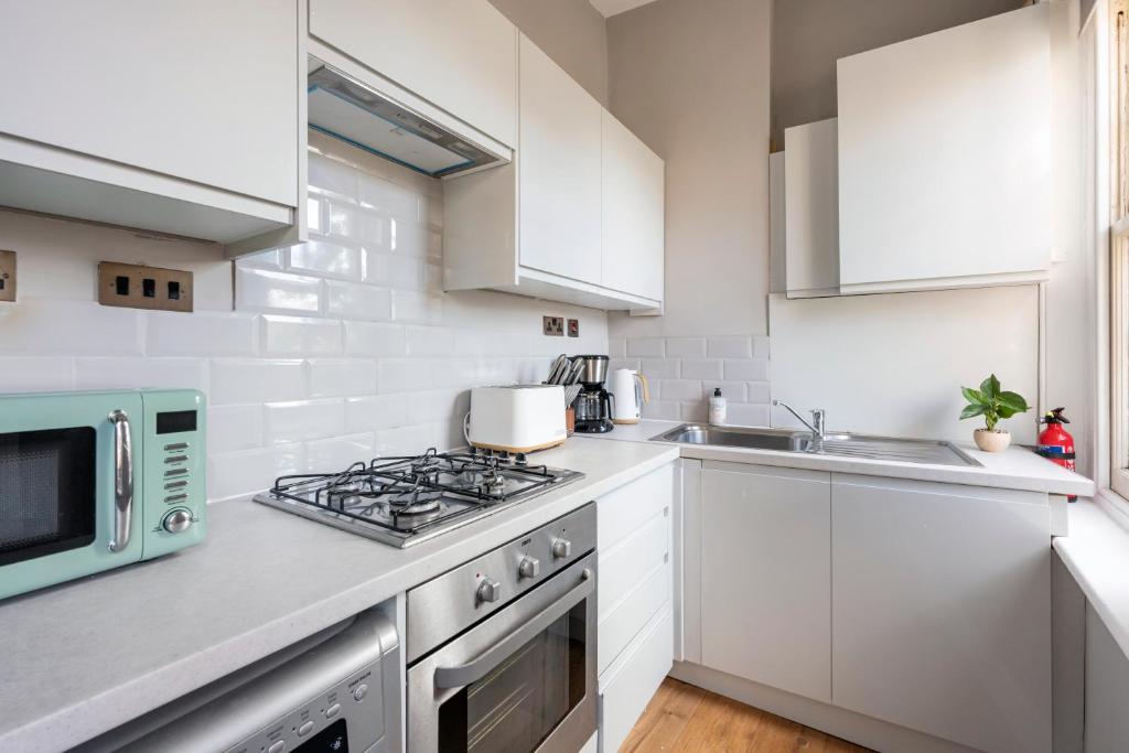 Sunny Corner Apartment in Center of London 8