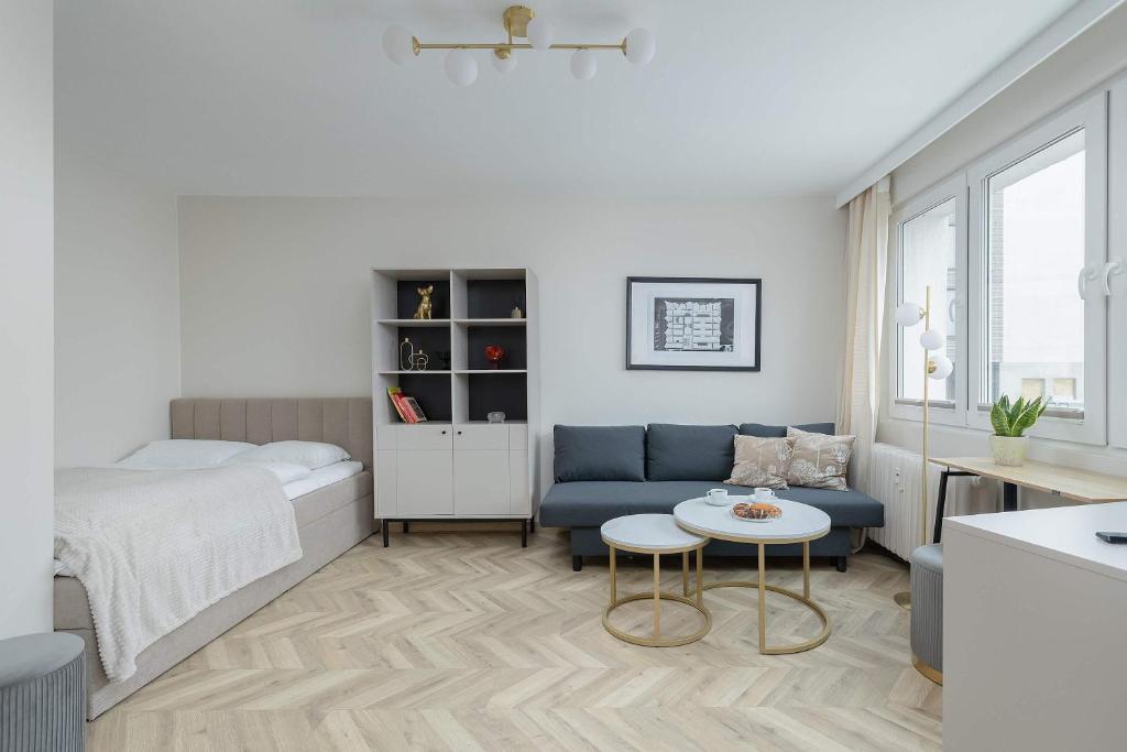 Cozy Studio with Workspace in the City Center by Noclegi Renters 1