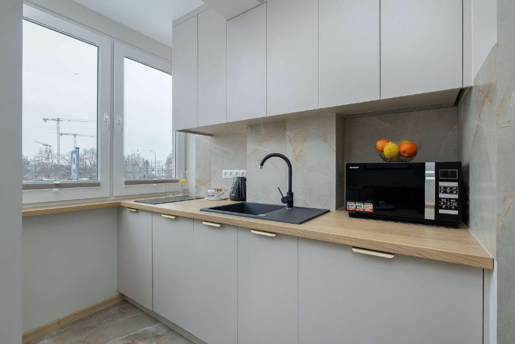 Cozy Studio with Workspace in the City Center by Noclegi Renters 3