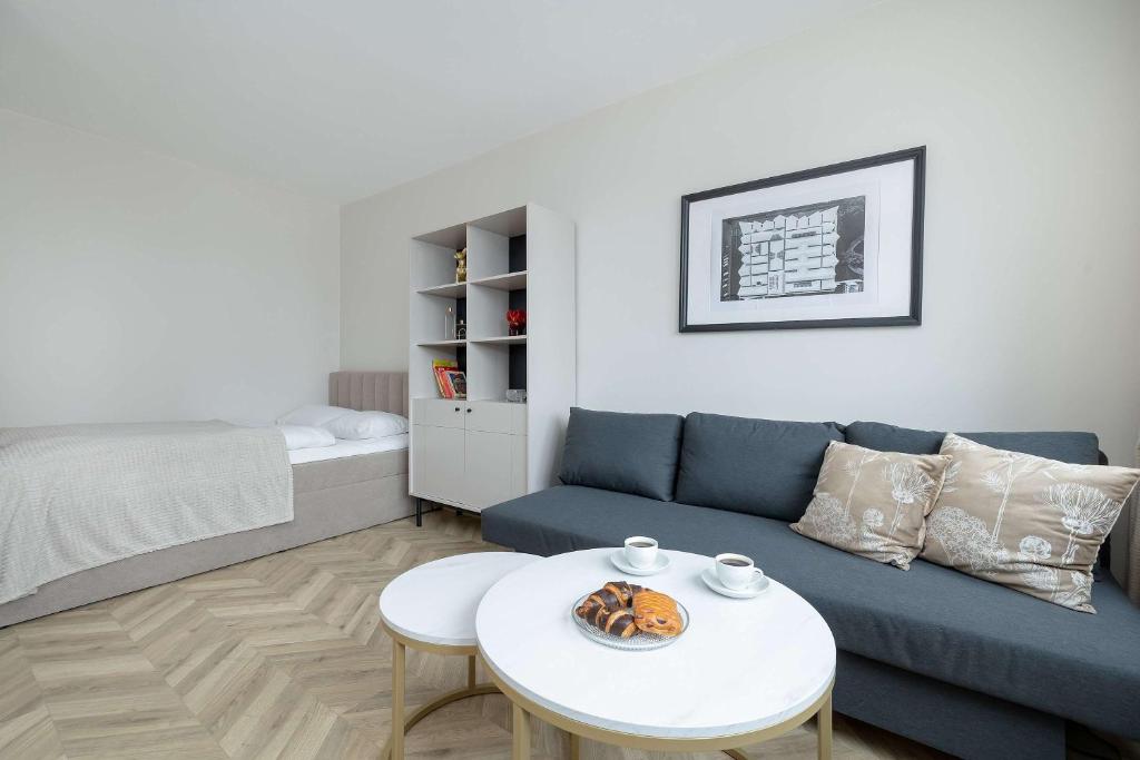 Cozy Studio with Workspace in the City Center by Noclegi Renters 6