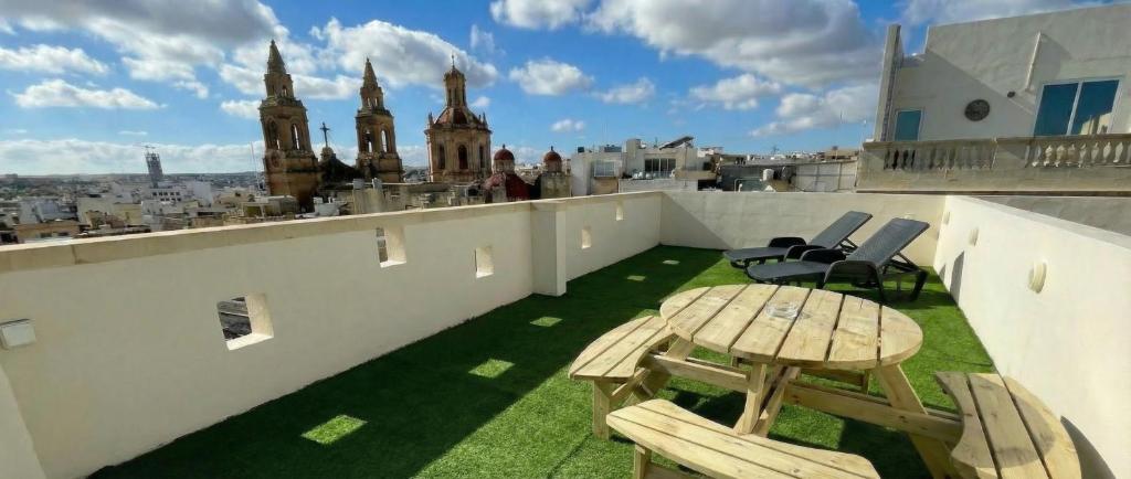 Sliema Cozy Townhouse with Rooftop View, Prime Spot 5