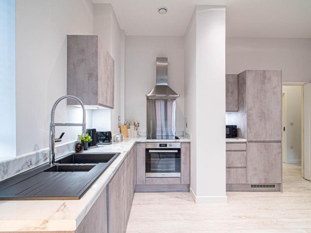 Beautiful Riverside Leeds Dock 2BR Apartment Parking 6