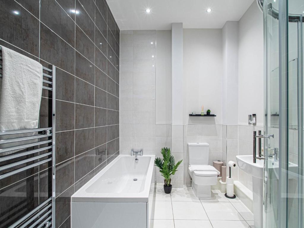 Beautiful Riverside Leeds Dock 2BR Apartment Parking 4