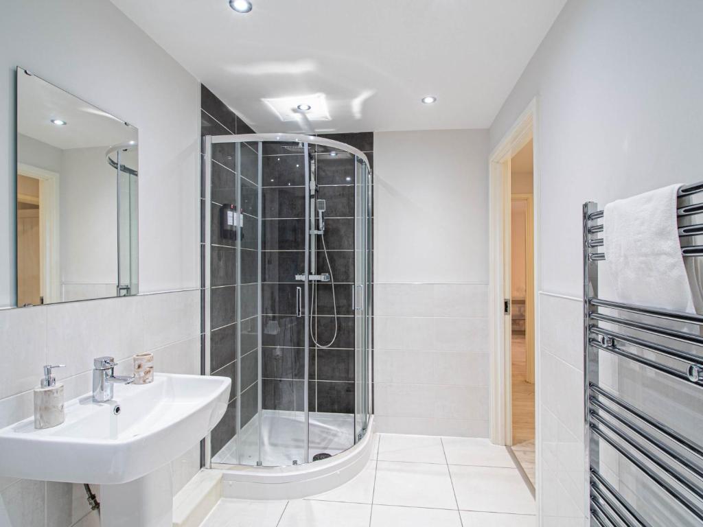 Beautiful Riverside Leeds Dock 2BR Apartment Parking 7