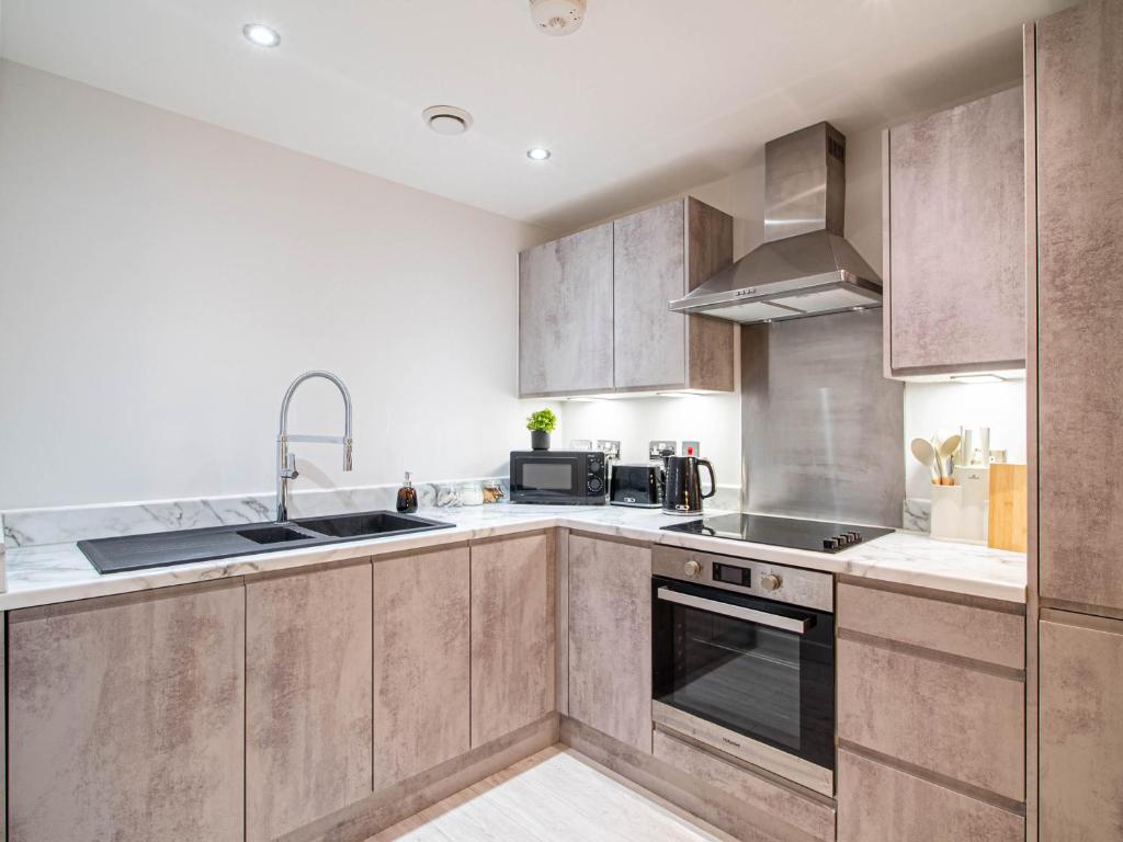 Beautiful Riverside Leeds Dock 2BR Apartment Parking 5