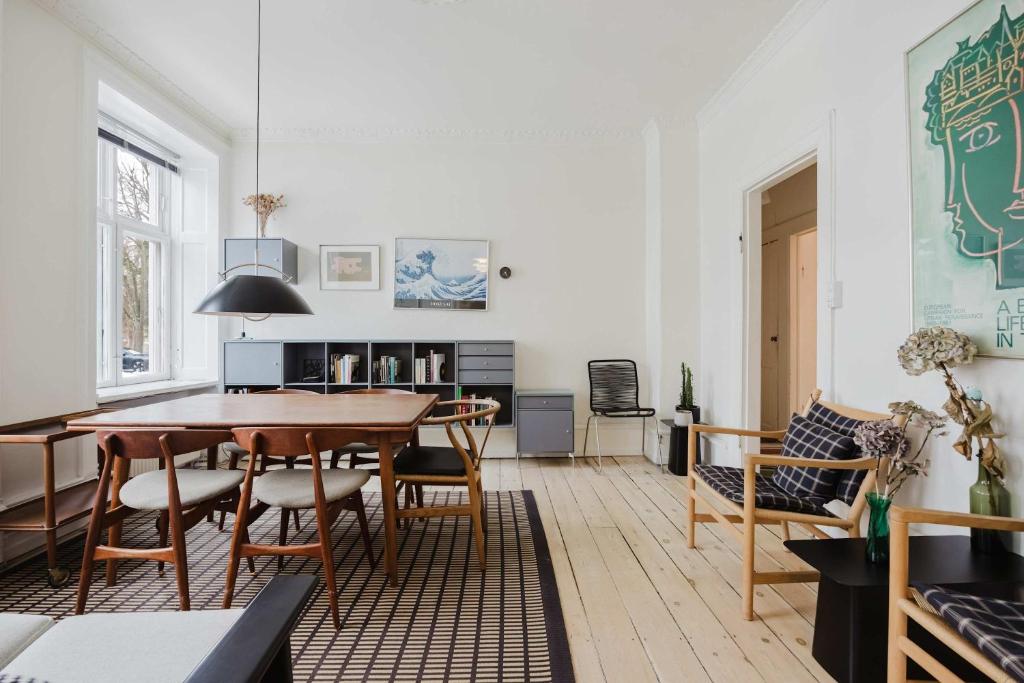 Bright & Charming 3-Room Apt 1
