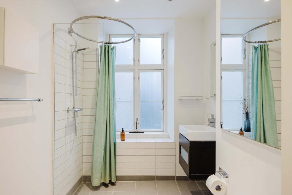 Bright & Charming 3-Room Apt 7