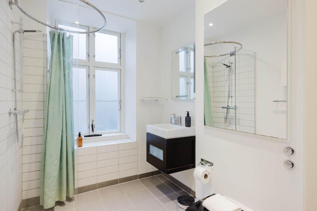 Bright & Charming 3-Room Apt 8