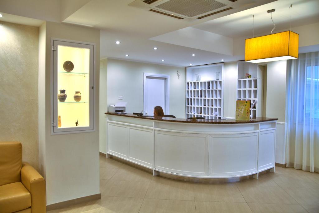 un hall d'entrée avec un grand comptoir dans une pièce dans l'établissement Hotel Costazzurra Museum & Spa, à San Leone 107 autres photos