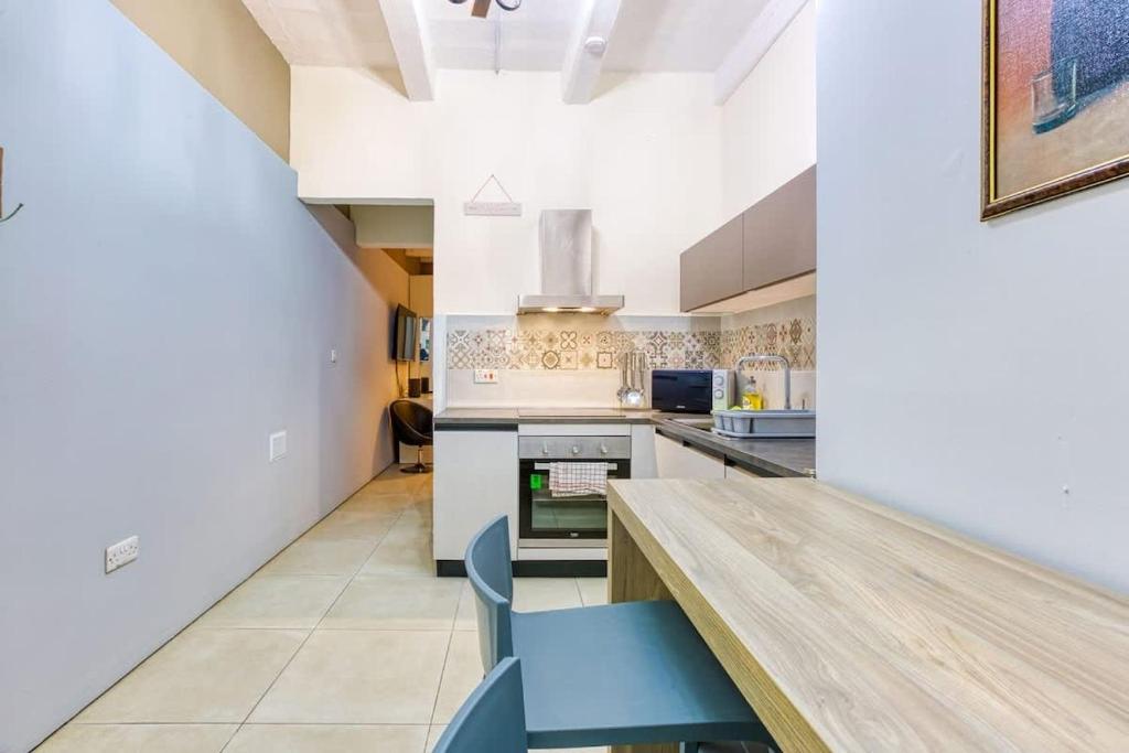 Seaside Sliema Escape 1-Bed Maisonette Near Sea 8