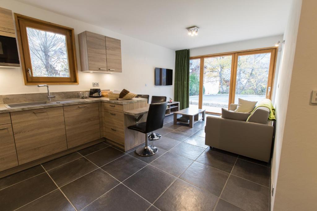 une cuisine et un salon avec un canapé et une table dans l'établissement Les Sabots d'Hélène, à Valloire