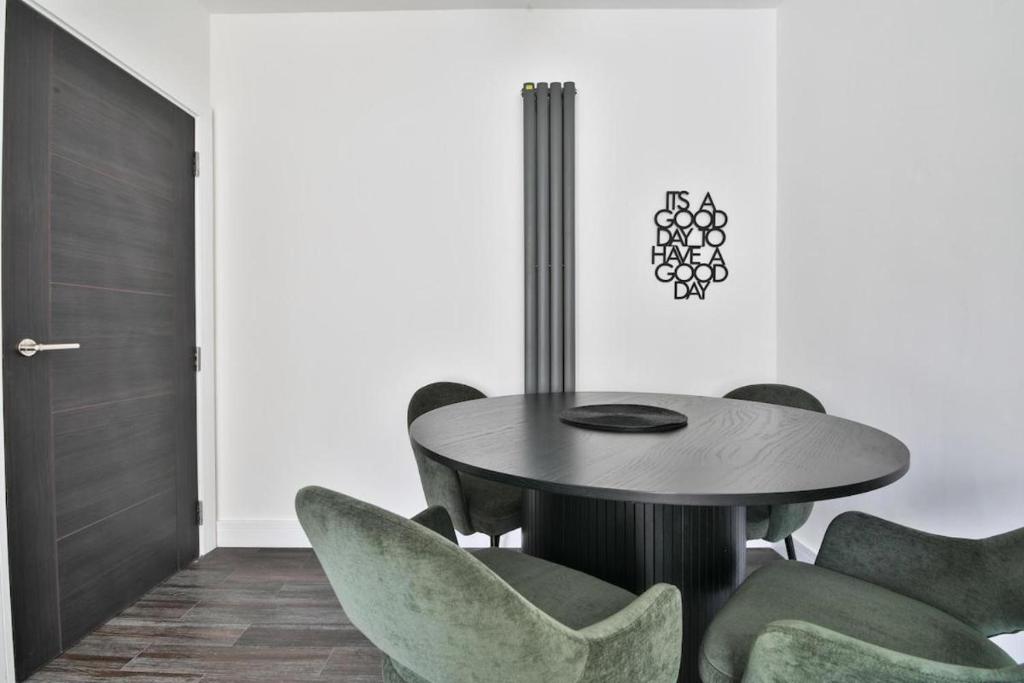 Central Cardiff Retreat 2Bed Apartment with Balcony and Parking 8