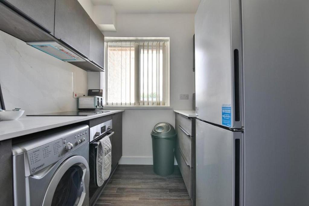 Central Cardiff Retreat 2Bed Apartment with Balcony and Parking 4