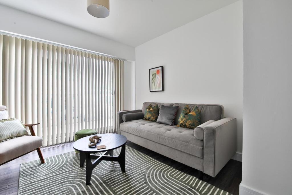Central Cardiff Retreat 2Bed Apartment with Balcony and Parking 3