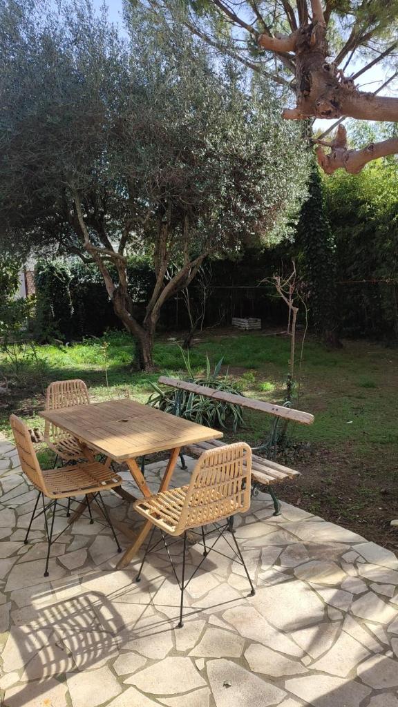 Charmante maison 2 chambres proche du centre jardin 1
