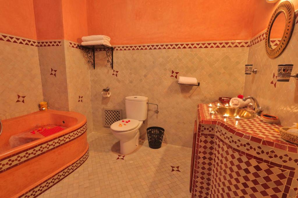 une salle de bain avec une baignoire, des toilettes et un lavabo dans l'établissement Riad Al khansaa, à Essaouira 37 autres photos