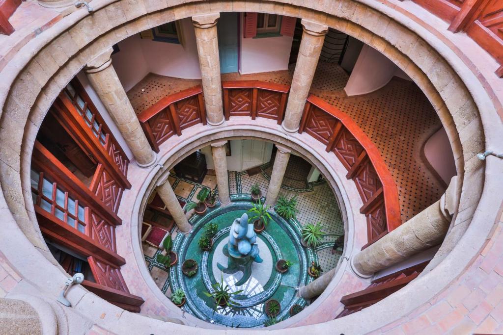 - une vue de tête sur un bâtiment avec une fontaine dans l'établissement Riad Al khansaa, à Essaouira