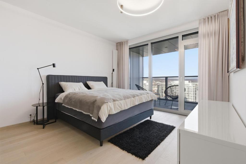 Eurovea Tower Apartment 33rd floor free Parking 7