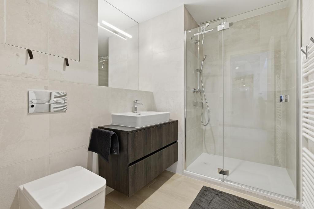 Eurovea Tower Apartment 33rd floor free Parking 8