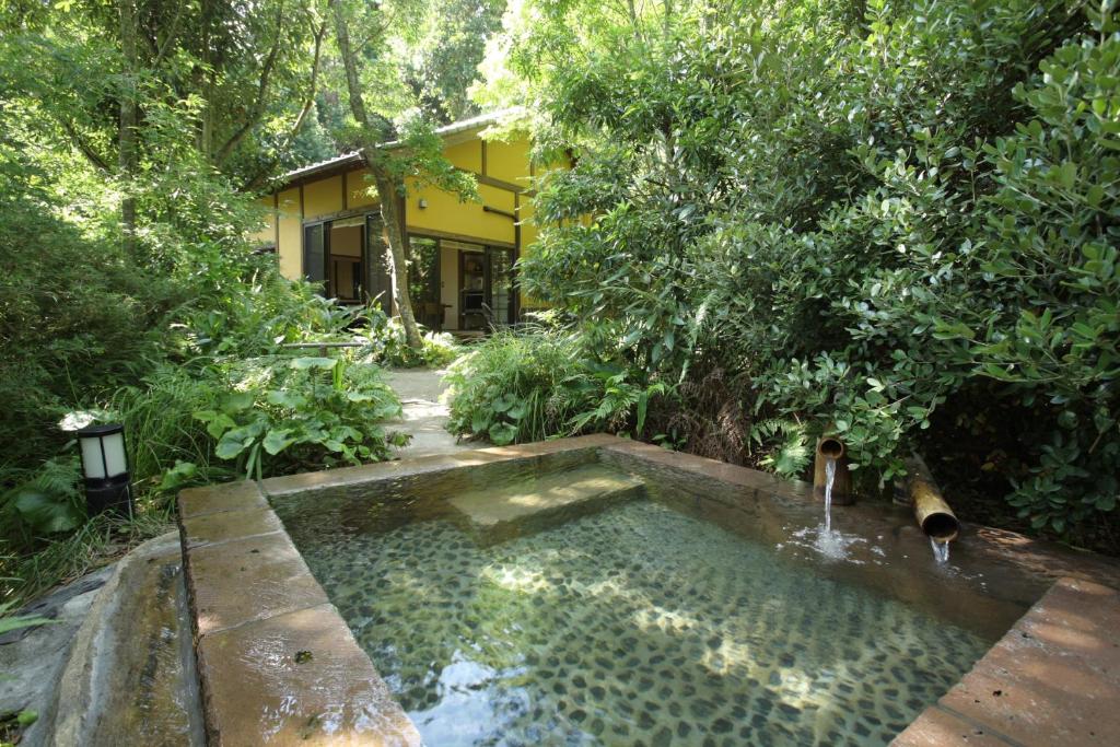 une piscine d'eau en face d'une maison dans l'établissement Onsensui Pool & Fufu Rotenburo no Hanareyado Yurian, à Ibusuki 9 autres photos