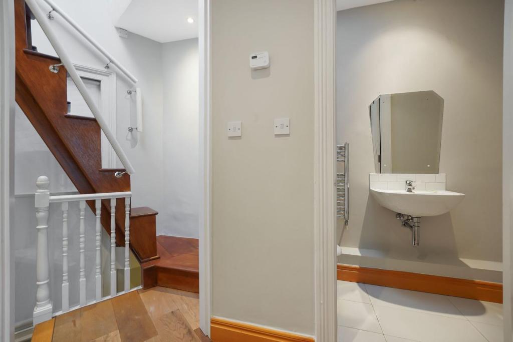 Chic 1 Bed Terrace Apartment in Notting Hill FREE WIFI by City Stay Aparts London 3