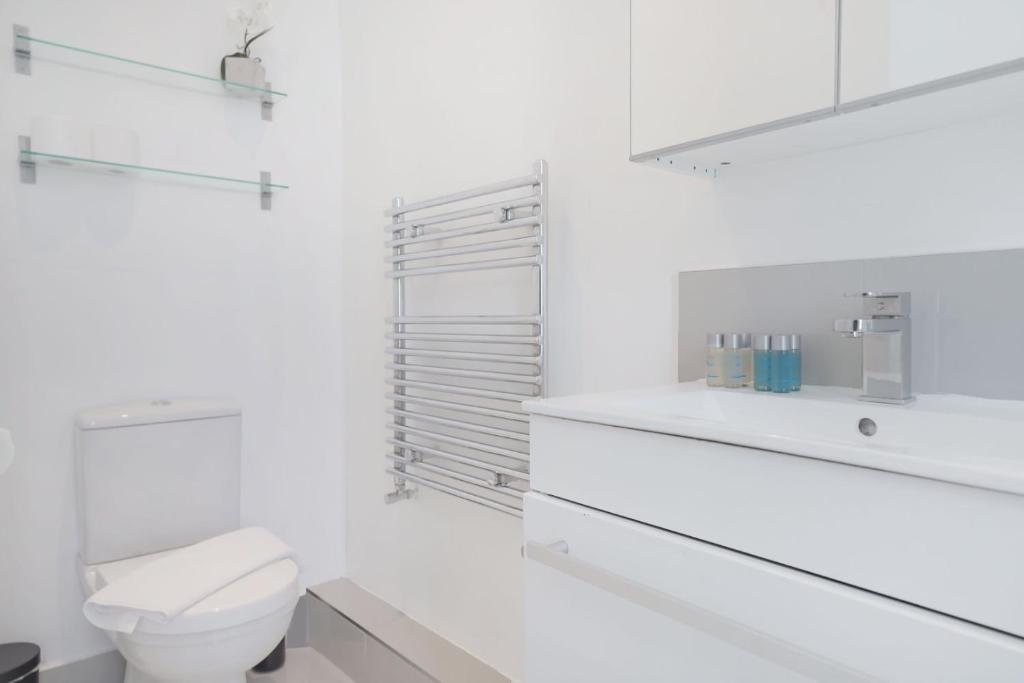 Chic 1 Bed Terrace Apartment in Notting Hill FREE WIFI by City Stay Aparts London 4