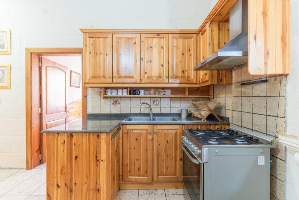 Town House with roof BBQ area & views 8