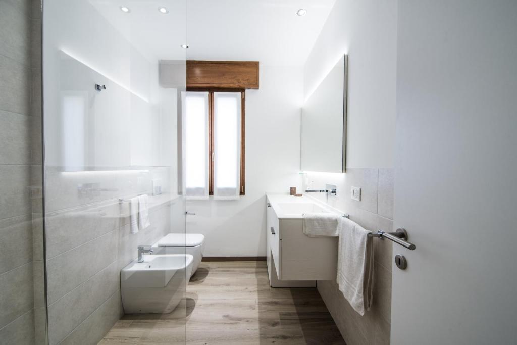 une salle de bain blanche avec un lavabo et des toilettes dans l'établissement Milan Residence, à Rosolina Mare