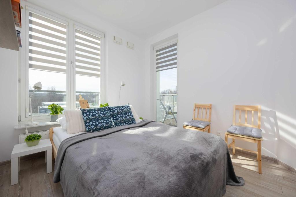 Colorful Apartment Jasnodworska in Warsaw with Air Conditoning, Gym and Parking by Noclegi Renters 2