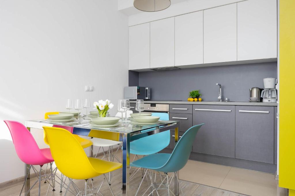 Colorful Apartment Jasnodworska in Warsaw with Air Conditoning, Gym and Parking by Noclegi Renters 3