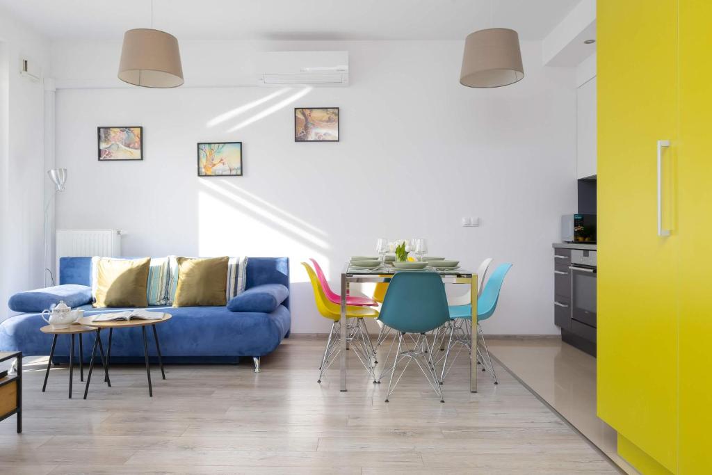 Colorful Apartment Jasnodworska in Warsaw with Air Conditoning, Gym and Parking by Noclegi Renters 4